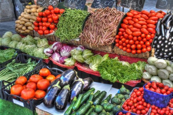 Abundant vegetable stand at a local market, symbolizing simple and joyful ways to introduce new foods to your family’s routine.
