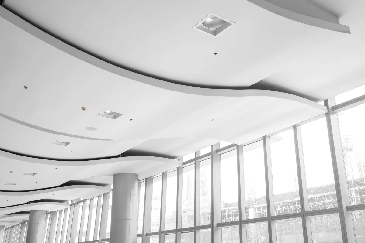 Dépoussiérage à sec des structures inaccessibles (écoles, musées, halls). Perches carbone, HEPA, interventions hors horaires. Devis EcoSolutions Suisse.