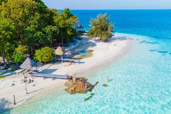 Sunny, tranquil Hawaian coast, an example of unique spring break ideas for adults offered by Lost & Found Travel for relaxing escapes.