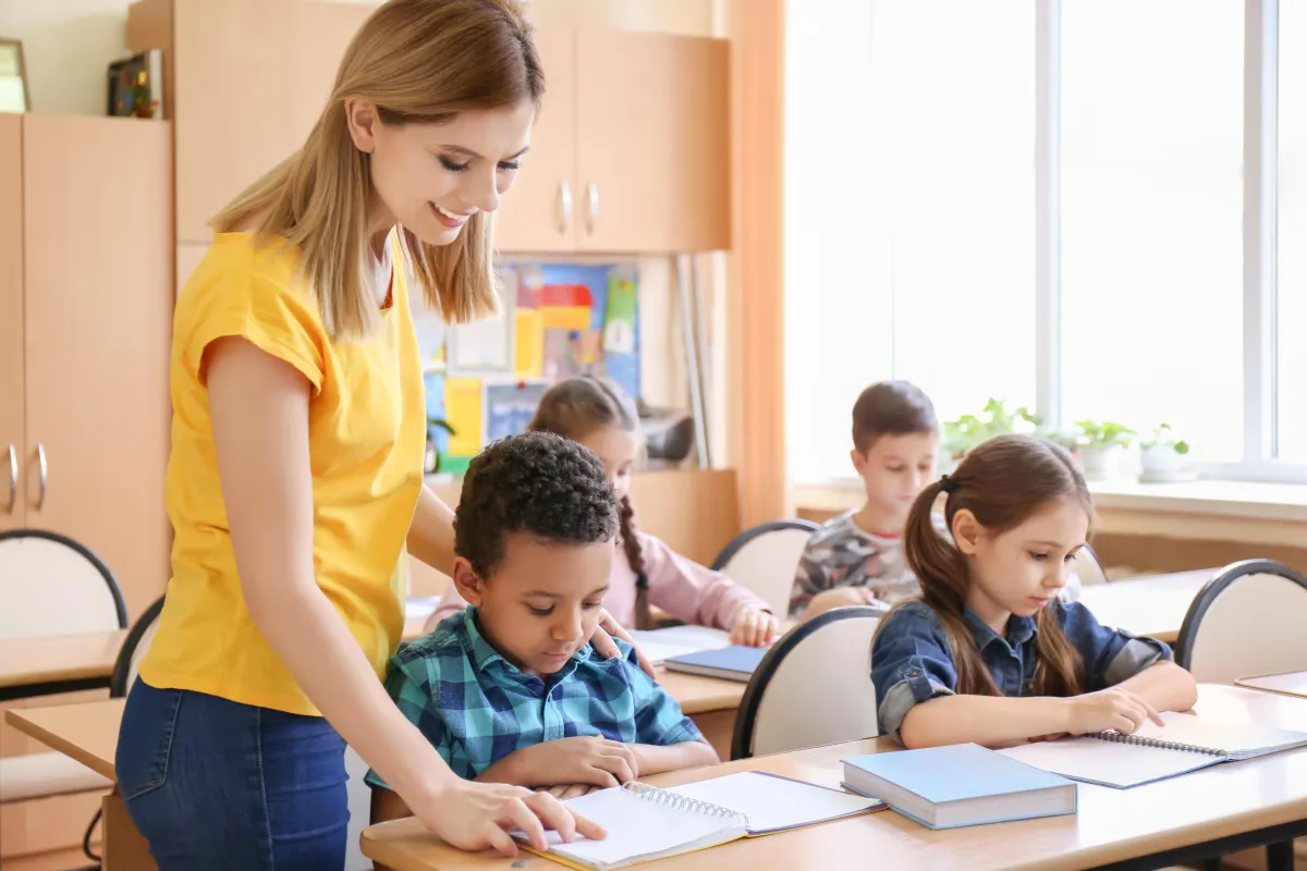 Educadora con niños en clase