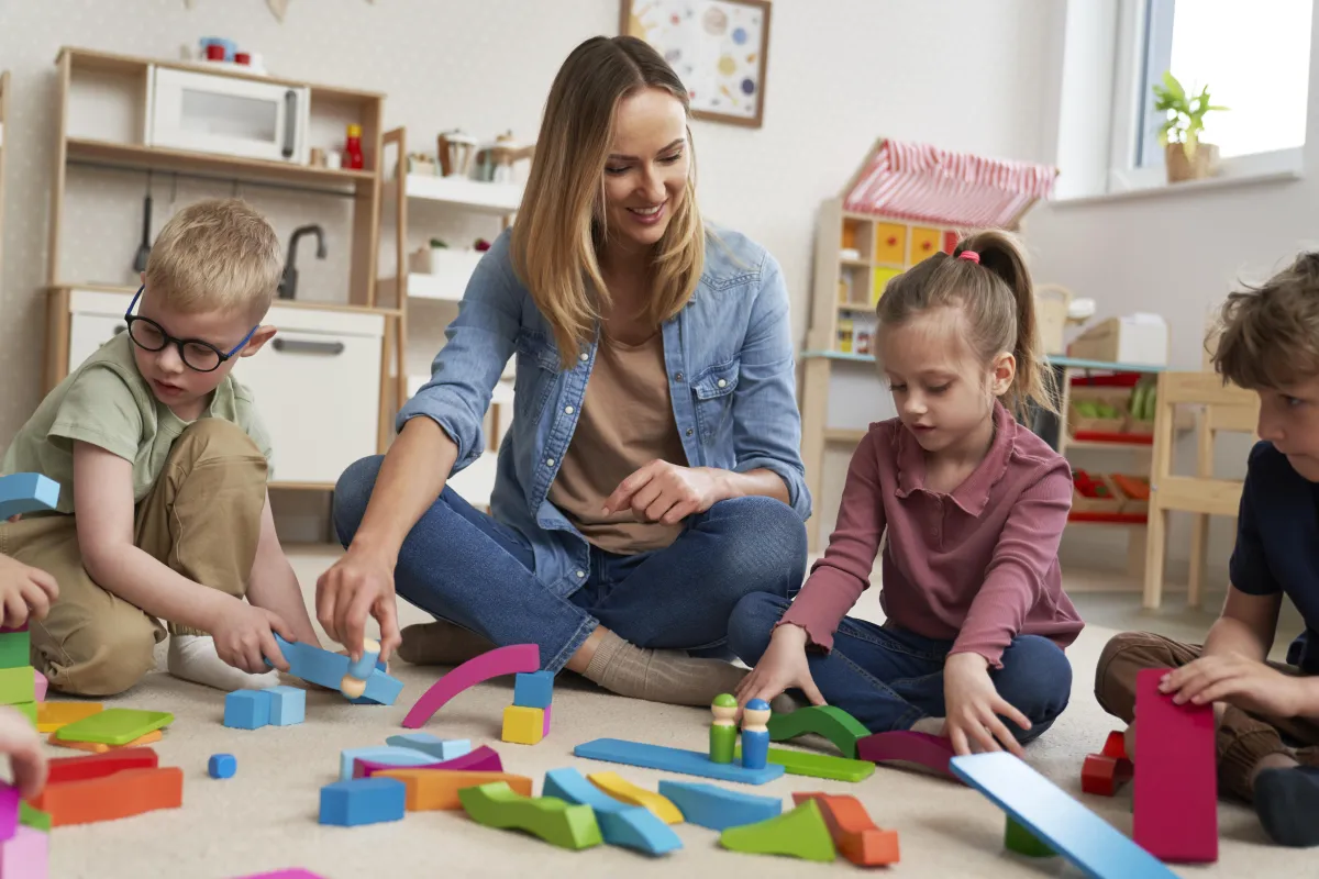Educadora infantil dando clases