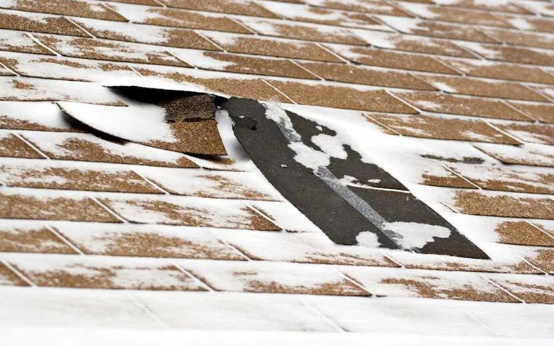 A damage roof with snow