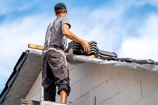 installing a ceramic roof tiles on a new house