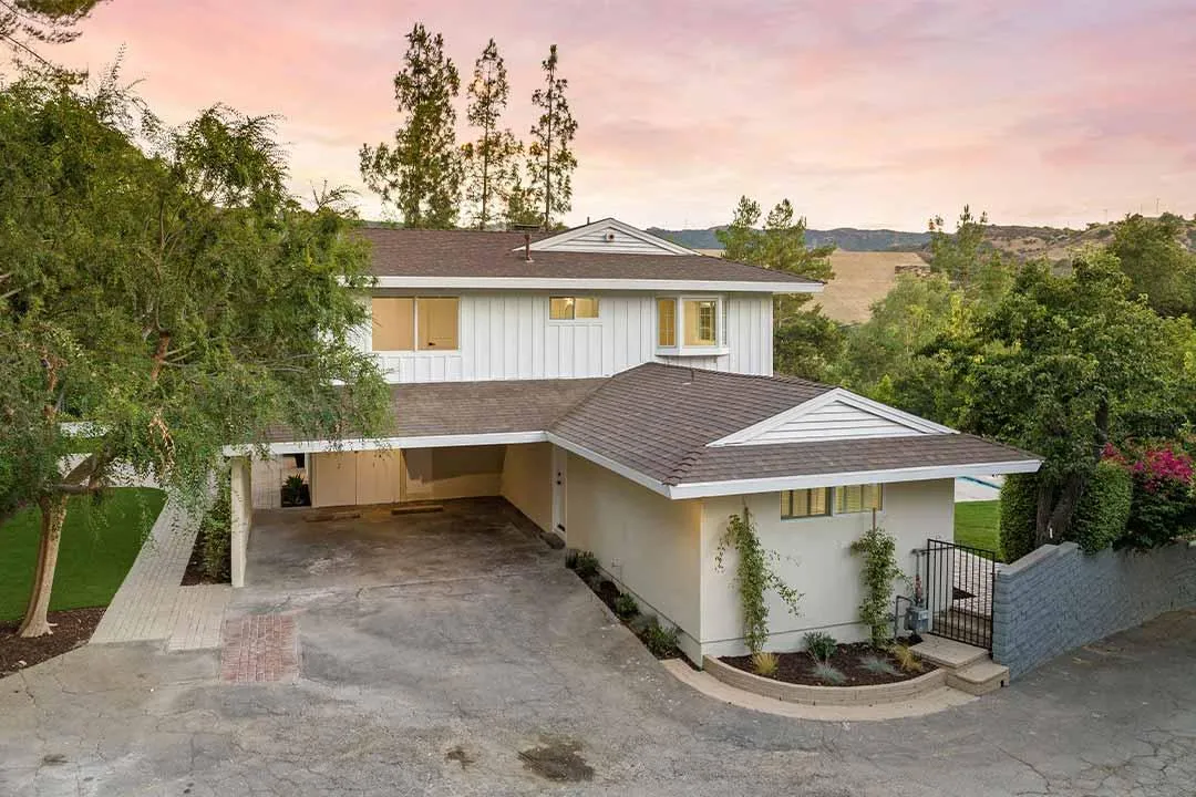 well-maintained home with a pristine roof