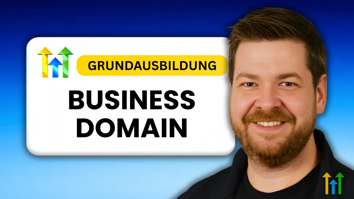 „Martin Dellwing lächelt in die Kamera, daneben eine Grafik mit der Aufschrift ‚Grundausbildung Business Domain‘ als Basis für CRM- und SaaS-Projekte“