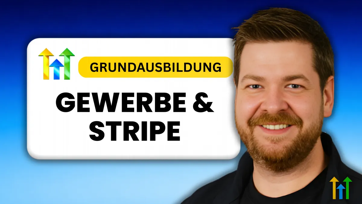 Thumbnail zur Grundausbildung mit dem Titel „Gewerbe & Stripe“ und einem lächelnden Trainer vor blauem Hintergrund zum Thema Gewerbeanmeldung und Stripe-Einrichtung für CRM- und Online-Business.