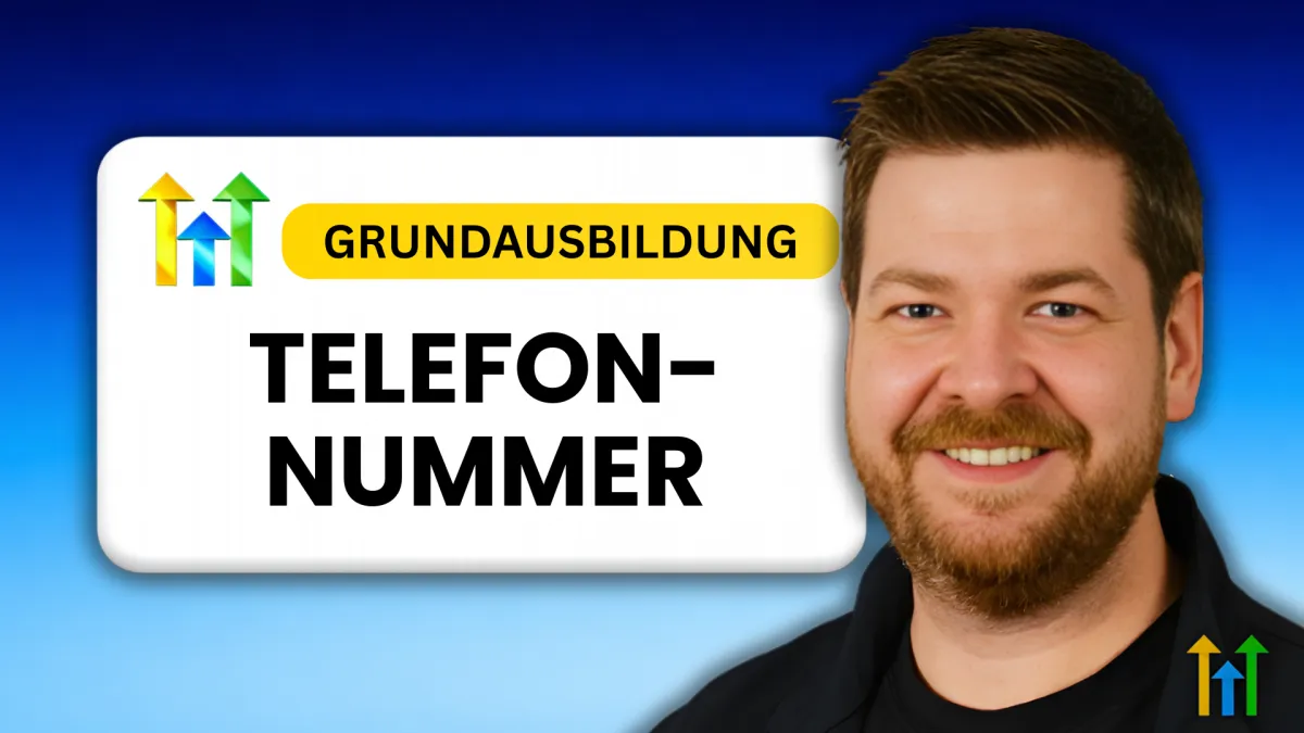 Thumbnail mit blauem Hintergrund, Portrait eines lächelnden Mannes rechts und großer Schrift „Grundausbildung Telefonnummer“ mit bunten Aufwärtspfeilen links.