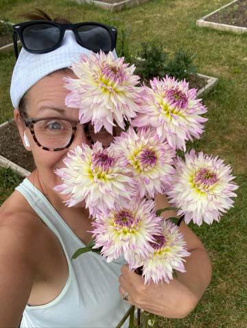 Seasonal dahlias grown near Efflorescence Floristry in the New River Valley, showcasing locally sourced blooms used in sustainable floral design.