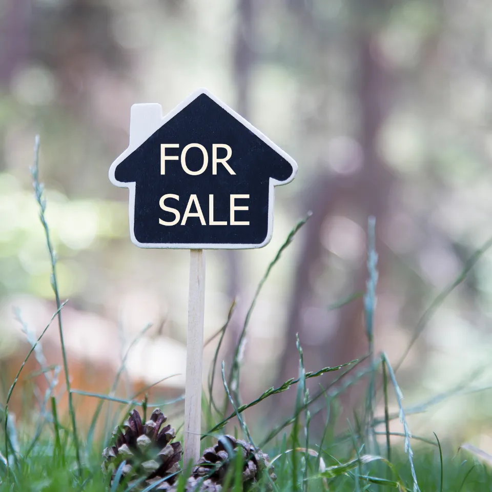 Home with ‘For Sale’ sign in winter, showcasing curb appeal and market-readiness.