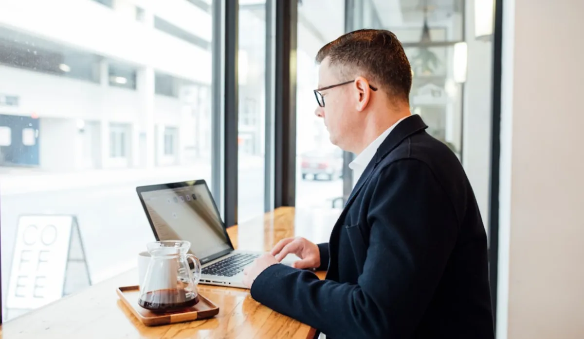 How Can Agents Navigate Rapid Market Changes While Maintaining Stability?
