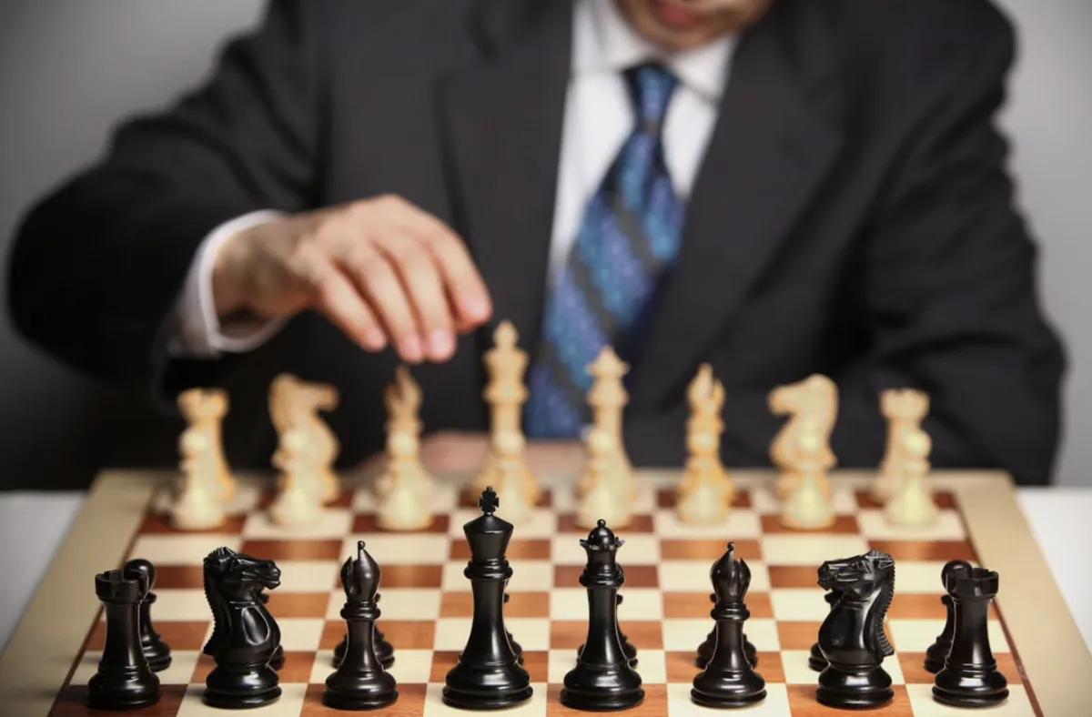 How Can Agents Maintain Strategic Focus Amid Chaos?