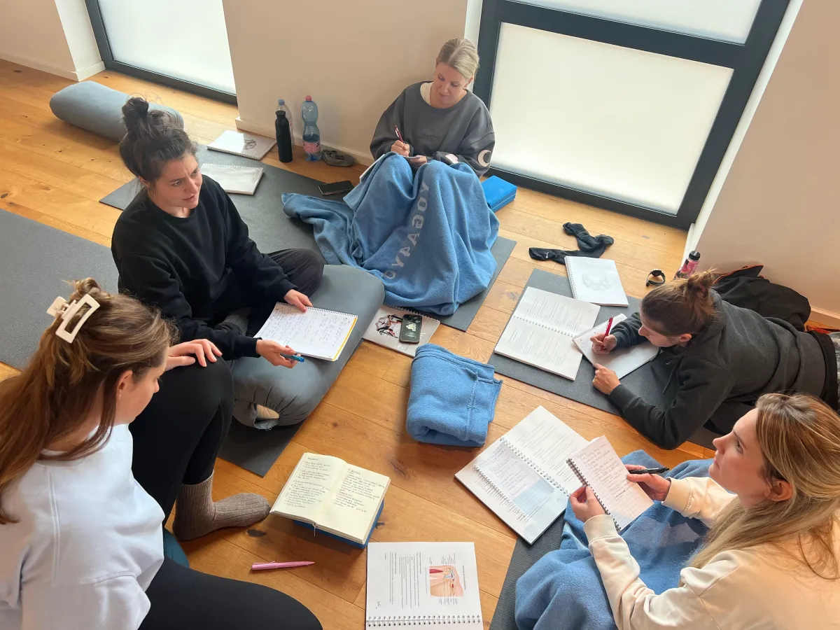 Warum wir Yogalehrer:innen vor Ort ausbilden – und nicht online