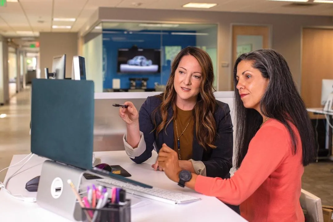Image of a woman leading a group in discussion – Leadership Strength in Marketing