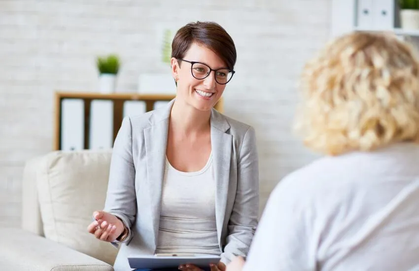 Jeune couple examinant des options d’assurance santé avec un conseiller