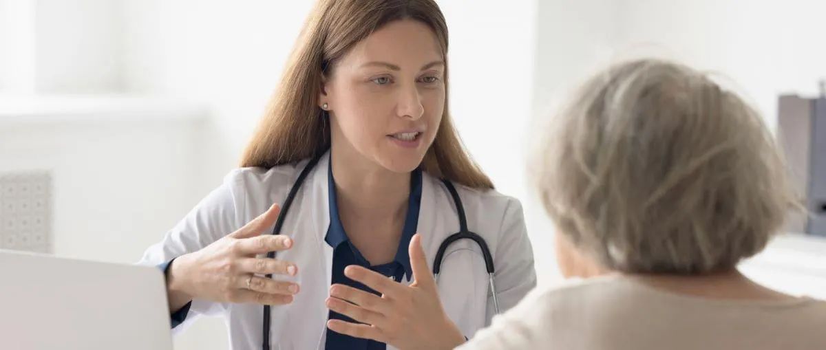 Médecin analysant des résultats de bilan de santé