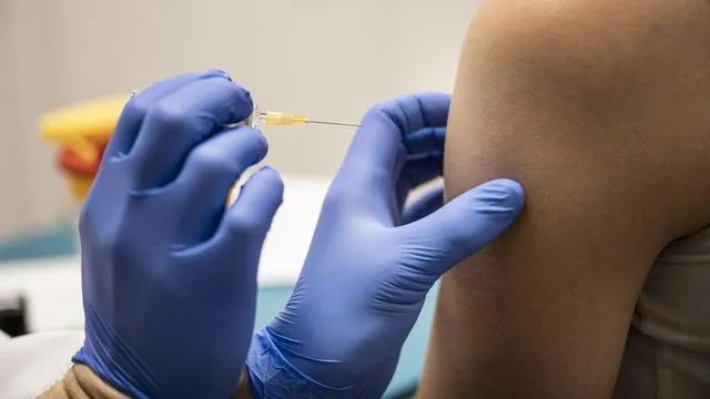 Vaccination d’une personne contre la rougeole, symbole de prévention et de protection de la santé publique au Canada.
