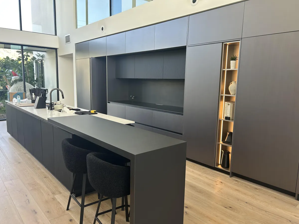 Ridge Quartz in combination with the Nero Frost Porcelain side view