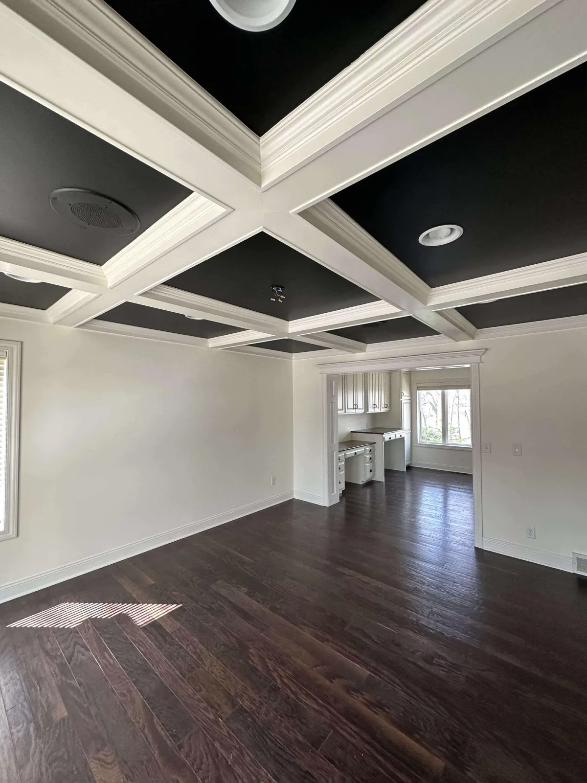 Dining room with freshly painted walls and a clean, smooth ceiling after professional repaint
