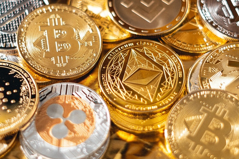 Cryptocurrencies: Bitcoin Drops Below $43K