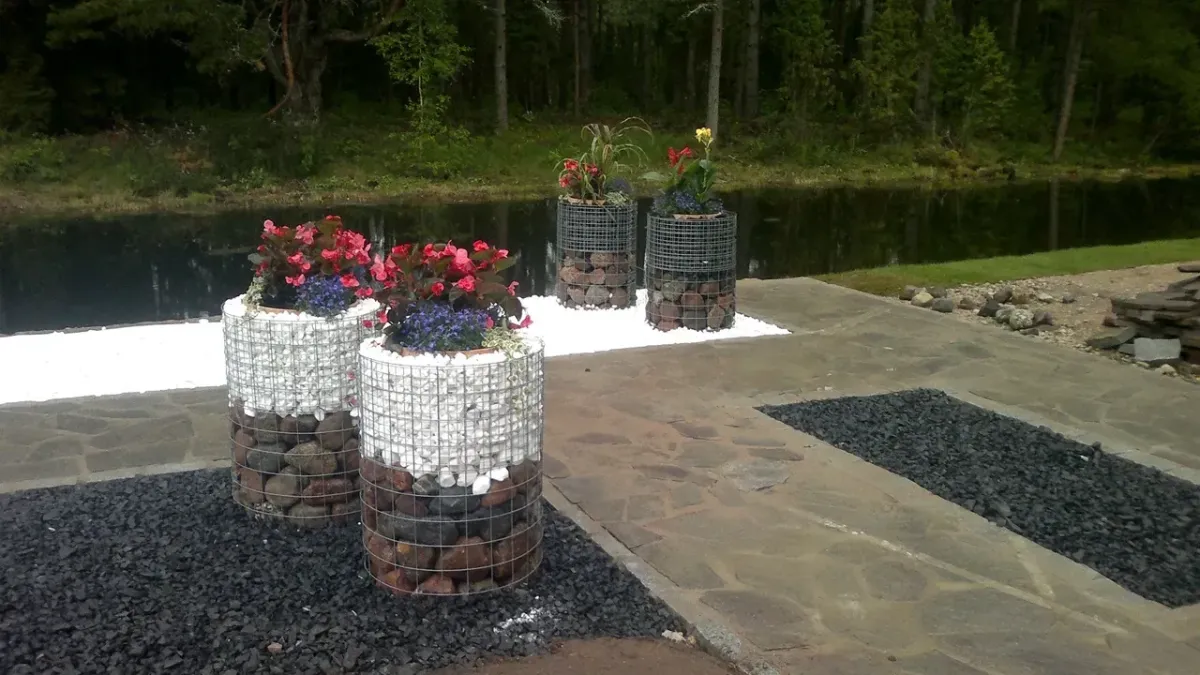 Lillepostamendid gabioonidel