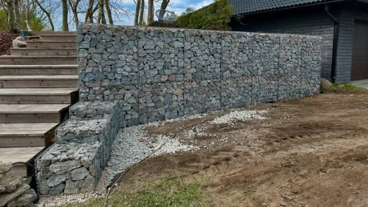 Maastiku tugisein gabiooniga