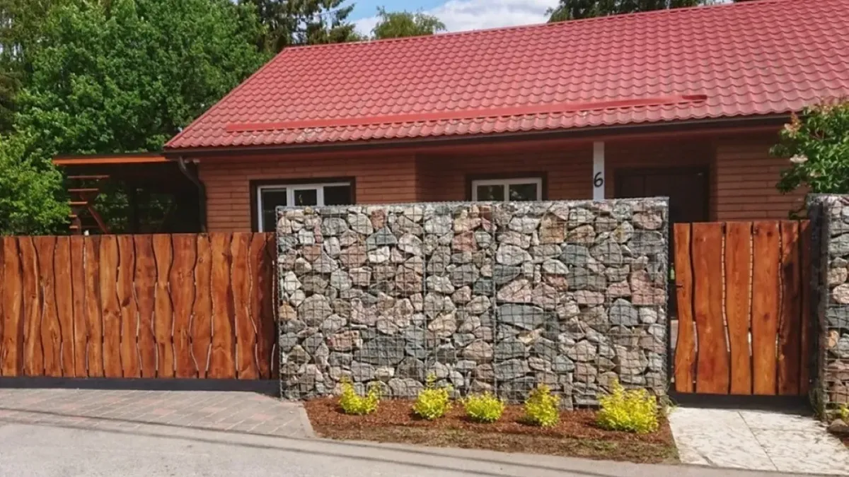 Gabioonaed ja puidust väravad