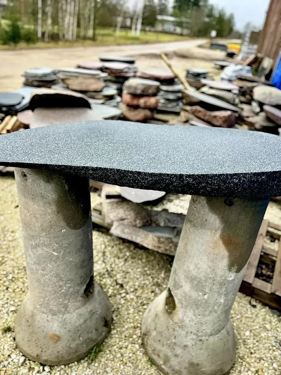 Maakivist lauaplaat Kivikaru näidiste platsil