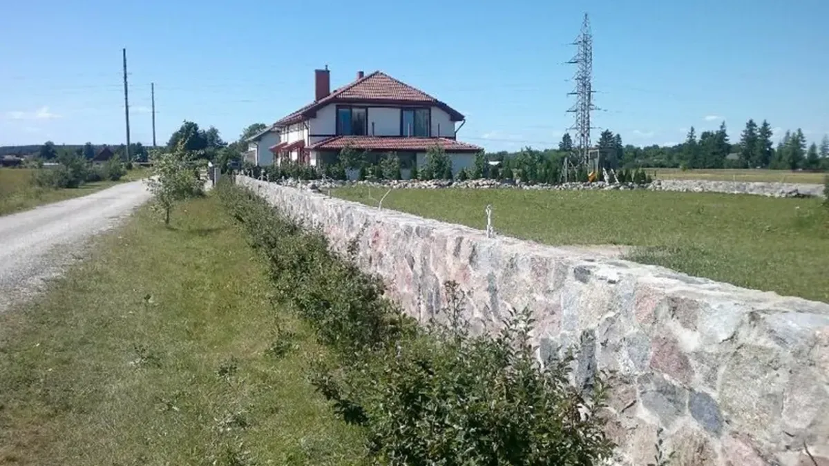 Traditsiooniliste töövõtetega valmistatud maakivimüür