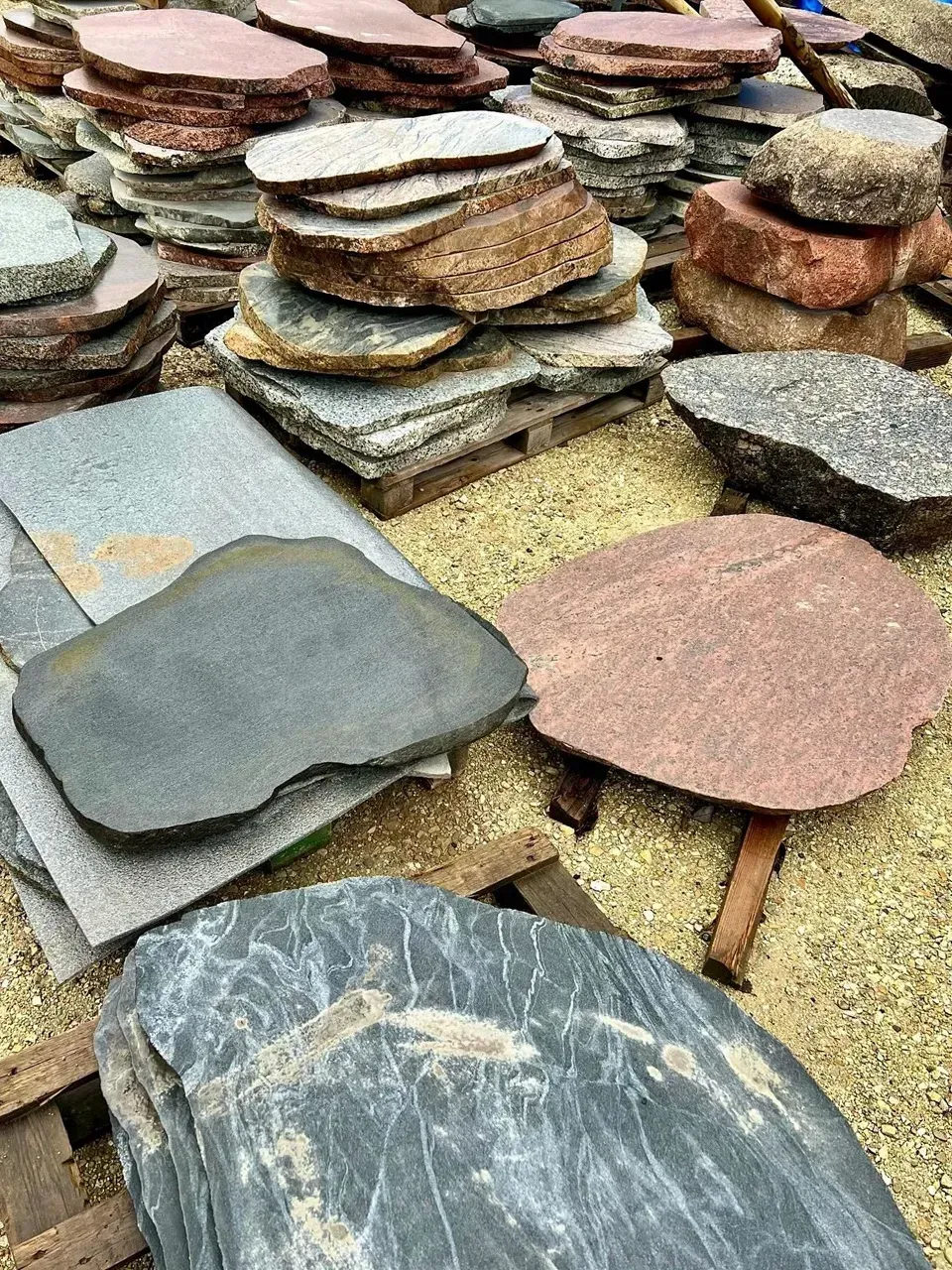 Lõigatud maakivid Kivikaru näidiste platsil