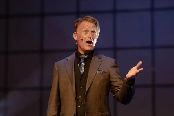 A photo of Arthur Fratelli speaking