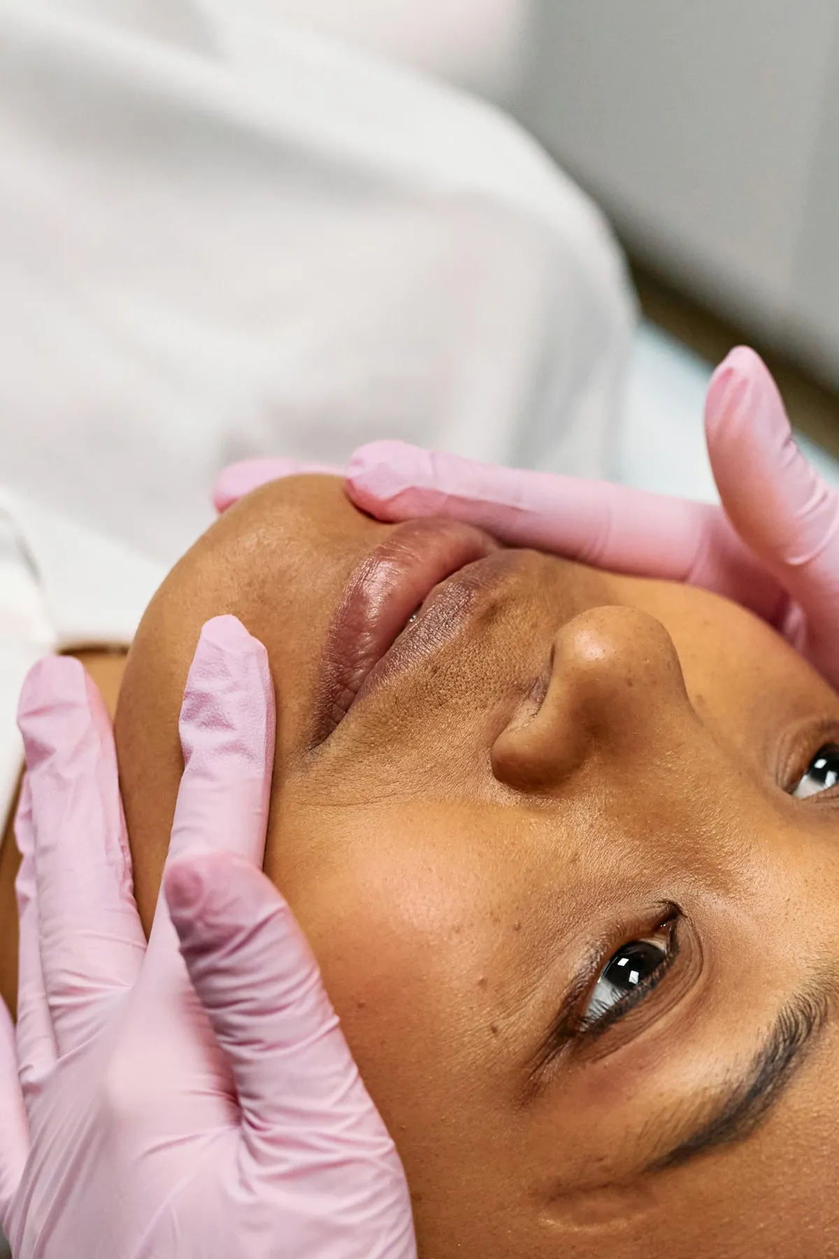 The Immediate Glow: How Facials Provide Instant Radiance and Skin Brightening