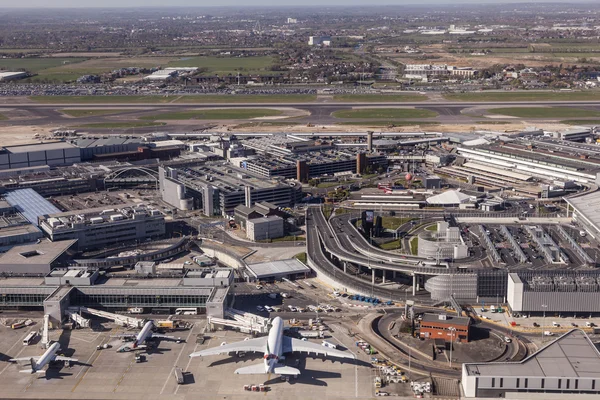 Emergencia en Heathrow: Incendio en Subestación Eléctrica Provoca el Cierre Total del Aeropuerto y Afecta a Miles de Viajeros