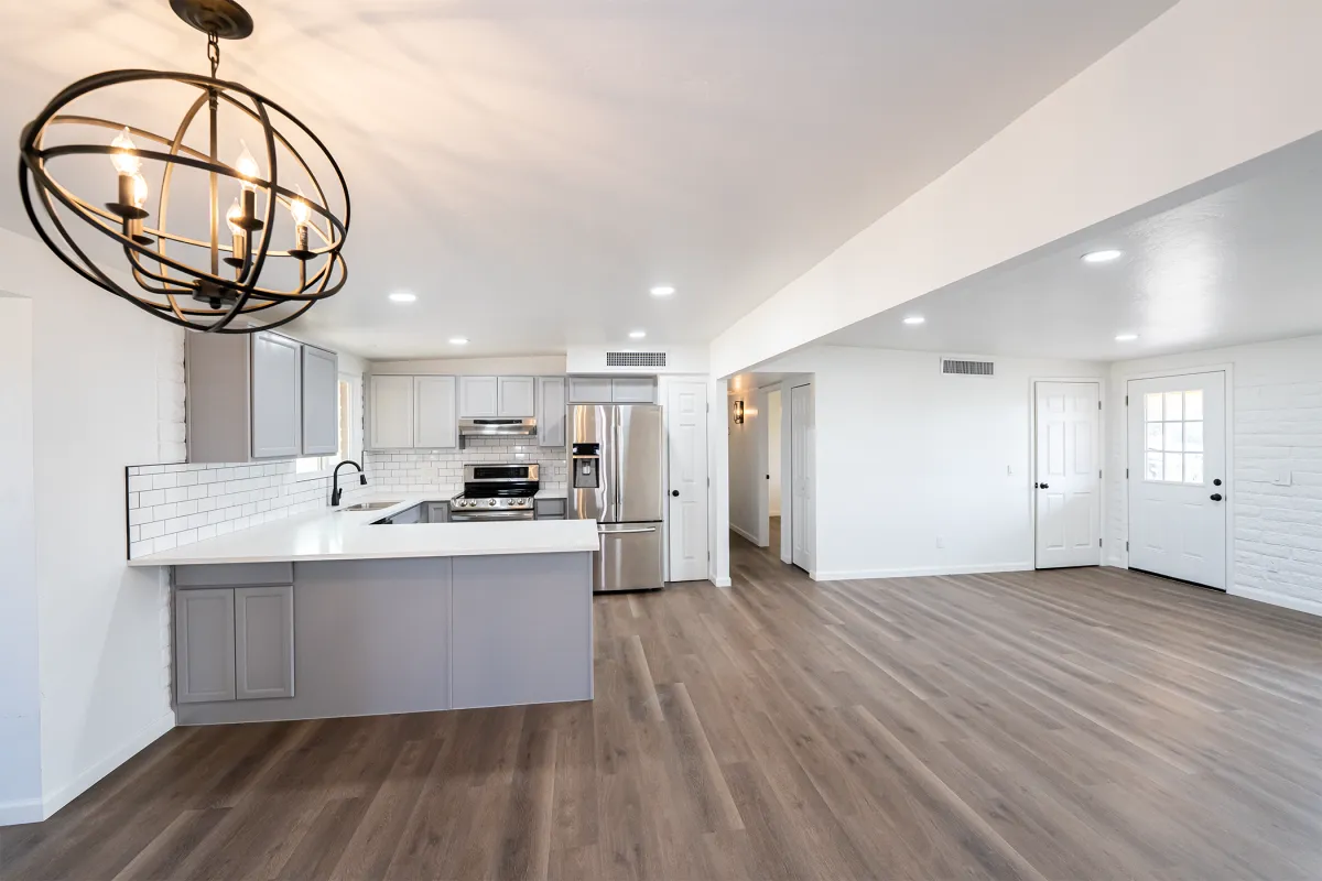 alt="Tucson kitchen remodeling project featuring stylish backsplash and stainless steel appliances"