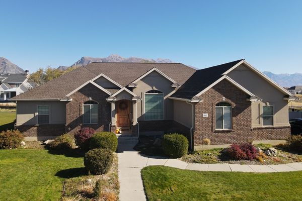 Holladay Utah executive home featuring new dimensional asphalt shingle roof