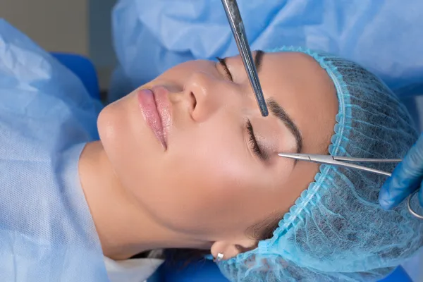 Szemhéjplasztika eredményeit bemutató női tekintet