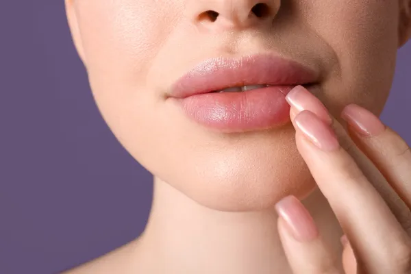 Bullhorn Lip Lift műtét utáni természetes, teltebb felső ajak közelről