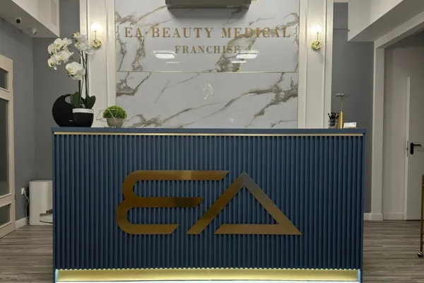 EA Beauty Medical klinika bejárata és logója a recepción