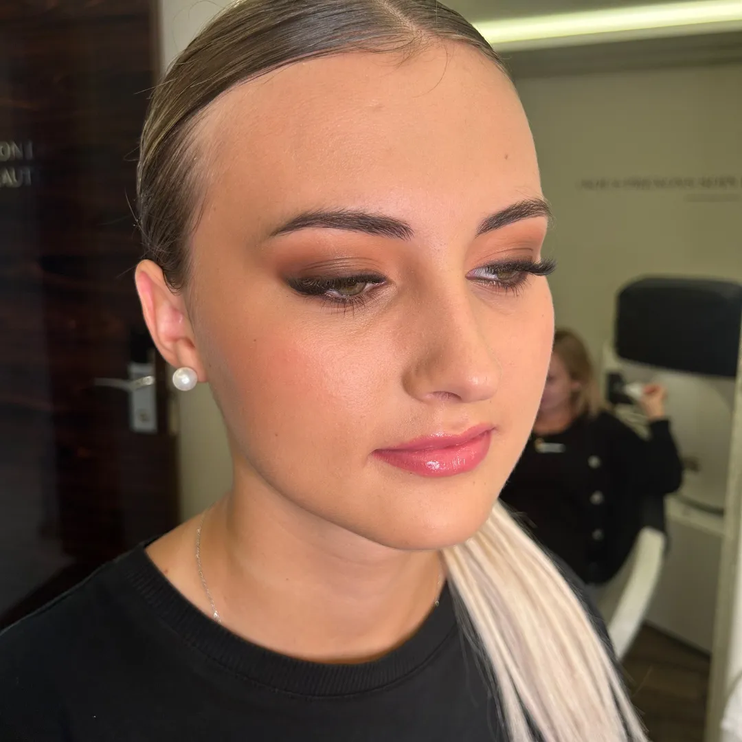 Préparation de la peau par une maquilleuse à Nice avant un maquillage de mariée longue tenue