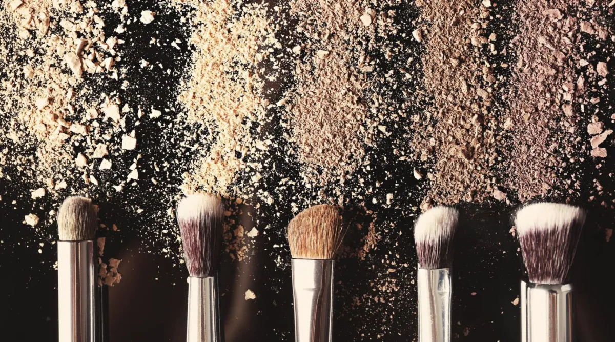 Les Différentes Couleurs de Poudre en Maquillage : Comment les Utiliser Comme une Pro ?
