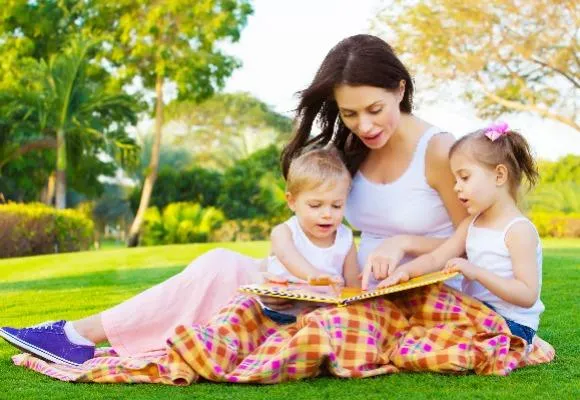 young-brunette-woman-reading-with-kids