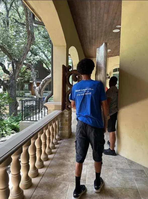 Move Logistics crew membes safely moving packed items