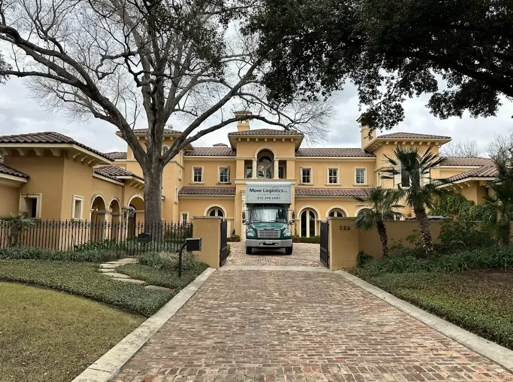 Move Logistics truck in front of a house