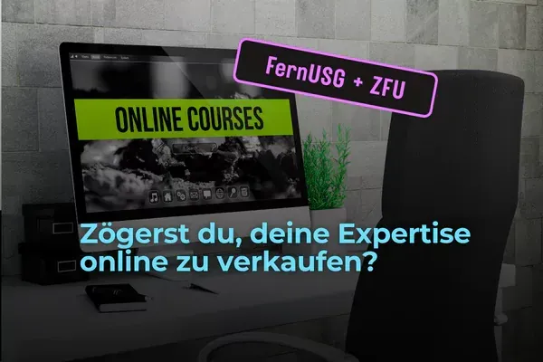 Schreibtisch mit geöffnetem Computer auf dem Bildschirm steht "Online Kurse"
