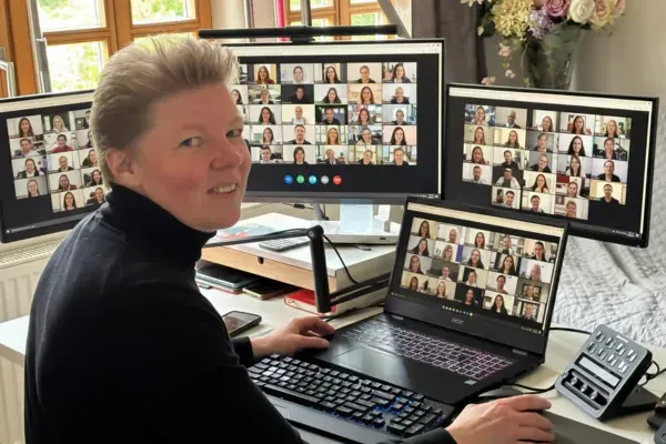 Henny im Zoom Call am Schreibtisch