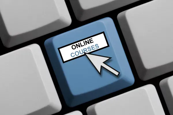 Computertastatur mit einer ONLINEKURS Taste