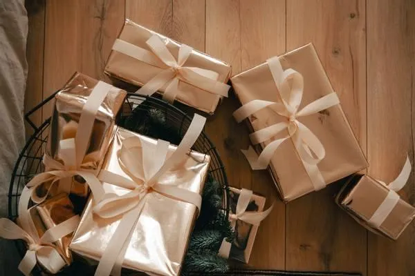 Keli-and-co-organized-by-keli-denver-co-holiday-gift-guide-gifts-in-neutral-wrapping-paper