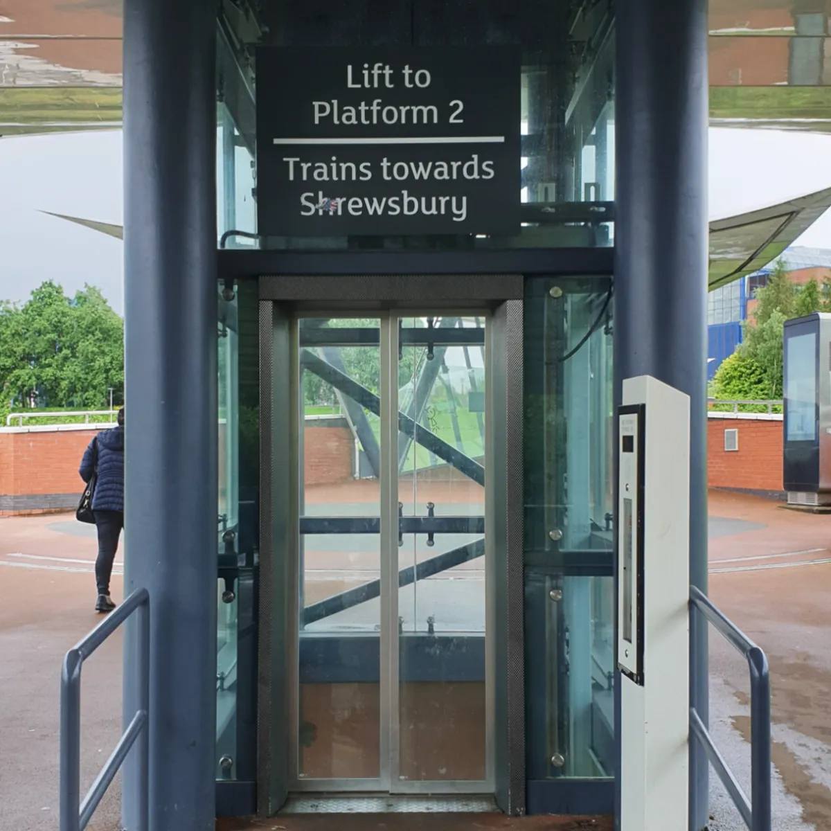 Lift towards trains towards Shrewsbury