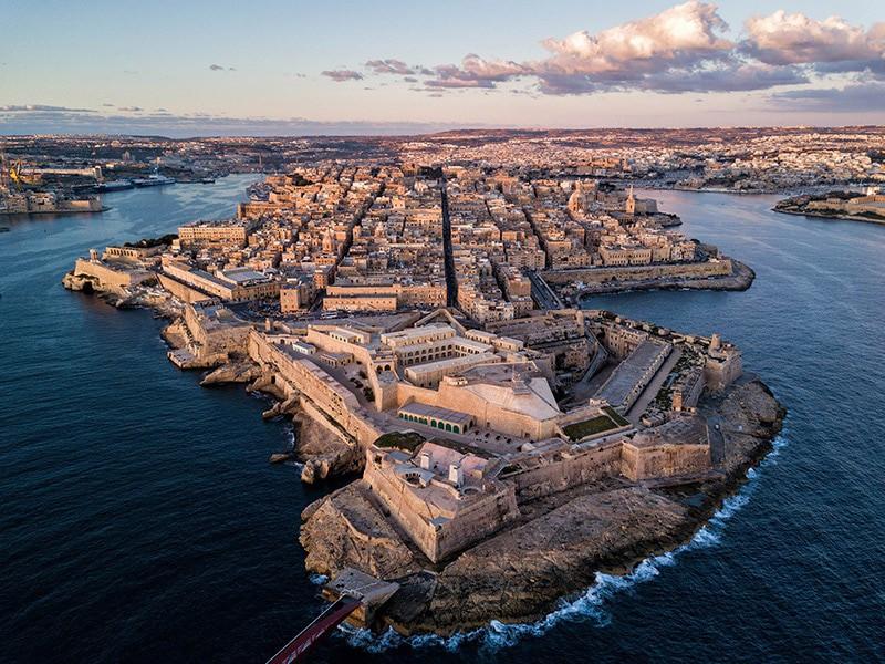 arnaque immobilière Malte / agent immobilier fiable Malte / éviter fraude immobilier / pièges location Malte / bien haut de gamme Malte / investir à Malte / expatrié sécurité location / contrat de location Malte / achat sécurisé Malte / escroquerie immobilier / agent immobilier expérimenté / vérification bien immobilier / arnaques Sliema / location St Julian’s / Sébastien PEHUET / sécurité investissement / bail clair Malte / penthouse Malte / townhouse de luxe / éviter faux agents