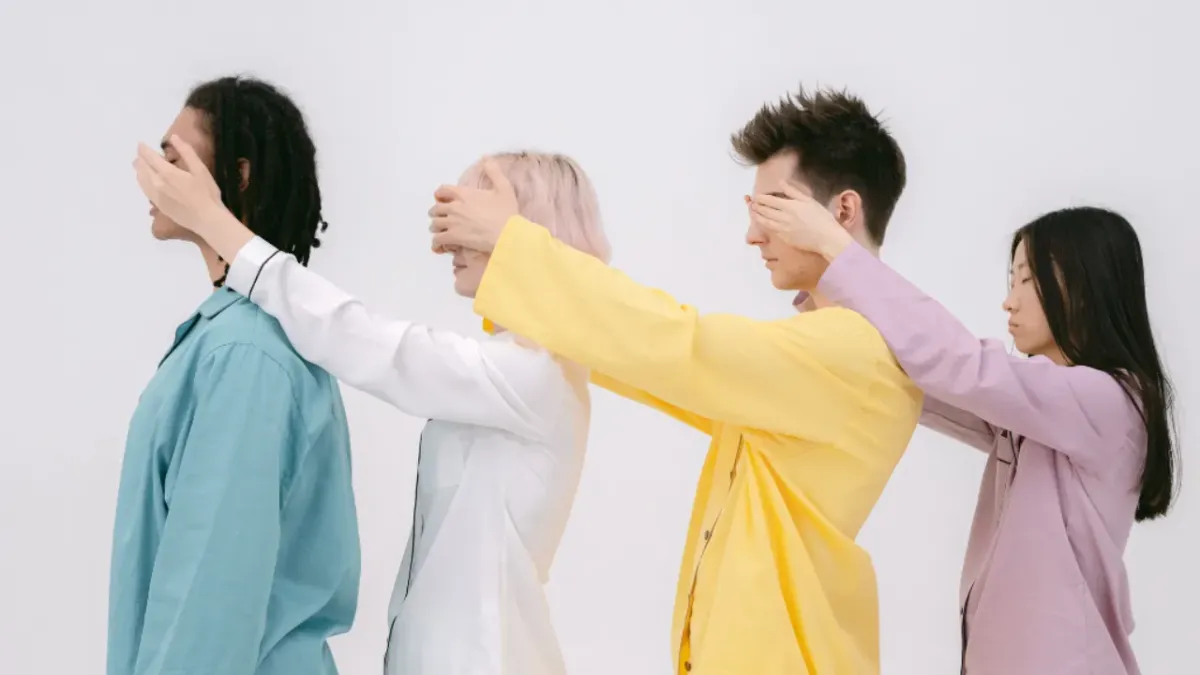 Foto van collega's die hun ogen gesloten houden.