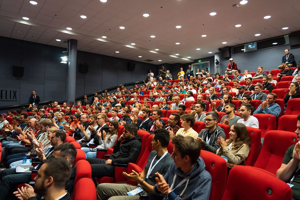 Full auditorium applauding during Flutter Vikings 2022 at Felix Conference Center, Oslo